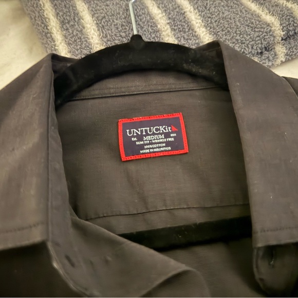 UNTUCKit Black Button Down Shirt Size Medium - Picture 2 of 2